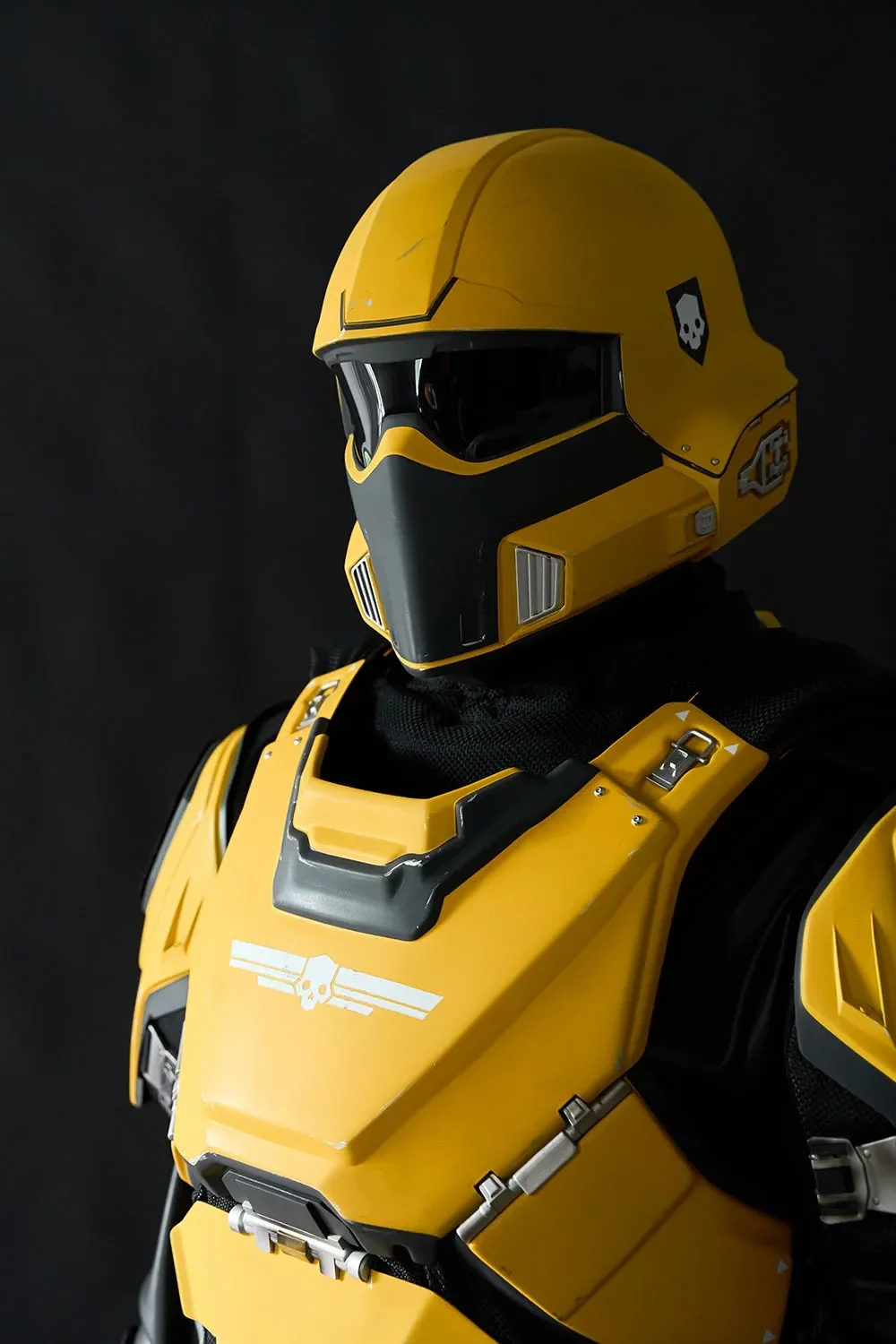 Helldivers Cosplay Costume - TR-40 Gold Eagle - Image 19
